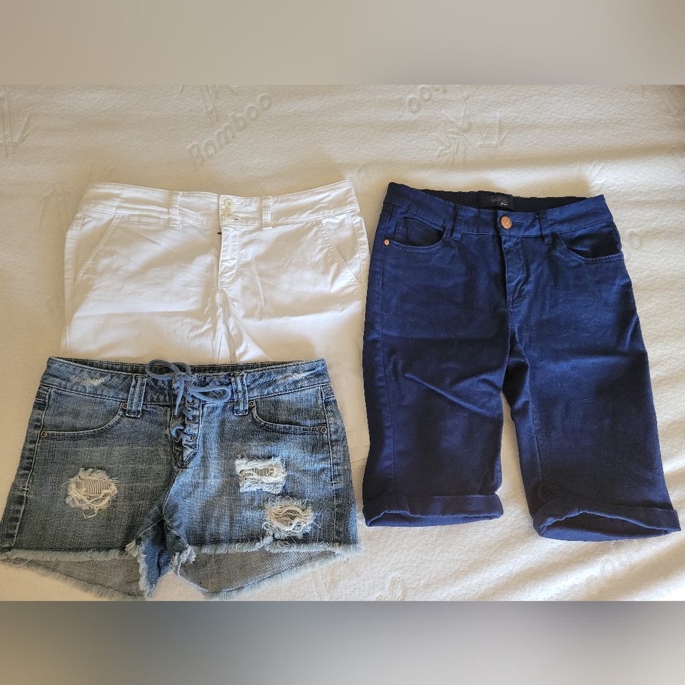 BUNDLE OF THREE PAIRS OF SHORTS/BERMUDAS (SIZE 2/26)